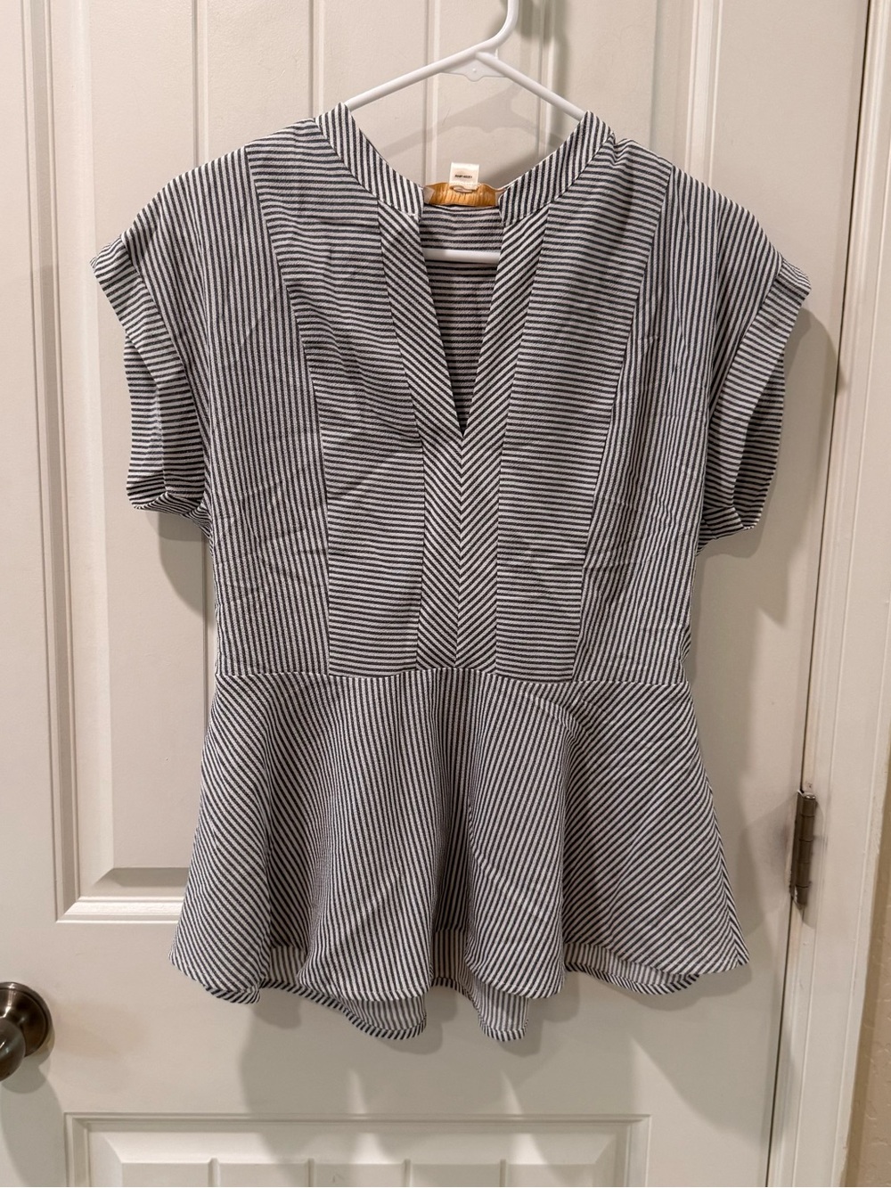 Monteau Los Angeles Peplum Blouse XL Blue White Striped NWT Flutter Sleeve - Picture 2 of 12